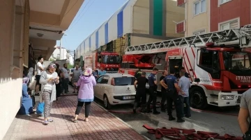 Binanın çatısında çıkan yangın korkuttu
