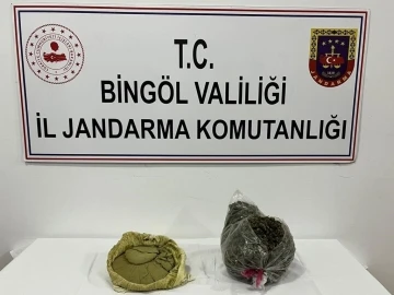 Bingöl’de 2 kilo esrar maddesi ile 70 kilo kıyılmış tütün ele geçirildi
