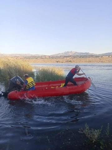 Bingöl’de baraj ortasında mahsur kalan vatandaşı ekipler kurtardı
