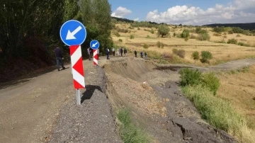 Bingöl’de köy sakinleri heyelan nedeniyle çöken yolun yapılmasını istiyor
