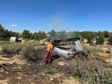 Bingöl’de metruk yapıda çıkan yangın ormanlık alana sıçramadan söndürüldü
