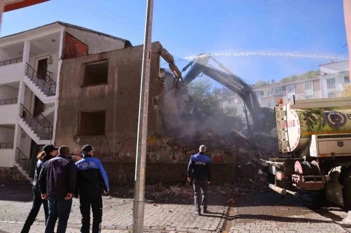 Bingöl’de metruk yapılar bir bir yıkılıyor
