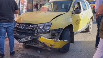 Bingöl’de ticari taksinin çarptığı 2 yaya yaralandı
