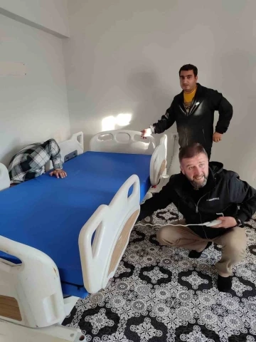 Bingöl’de yatalak hastalara ücretsiz hasta yatağı dağıtıldı
