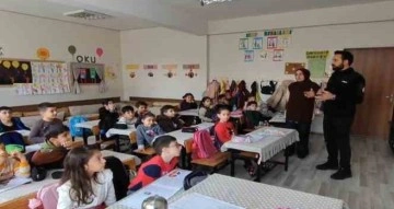 Bingöl’de minik öğrenciler, akranları için topladıkları paraları deprem bölgesine yolladı