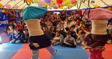 Bingöl’ün tiyatro ekibi, Adıyaman’daki çadır kentte çocukları eğlendirdi