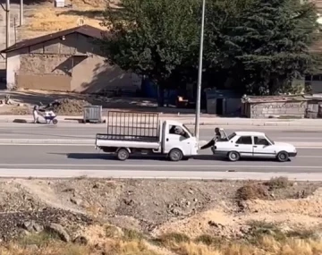 Bir garip yol yardımı: Yolda kalan aracı ayaklarıyla itti
