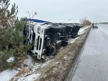 Bira yüklü tır refüje devrildi, 1 kişi yaralandı
