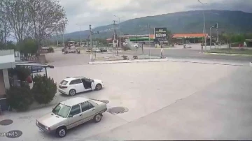 Birisi ağır iki polisin yaralandığı trafik kazası güvenlik kamerasına yansıdı
