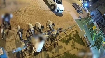 Bisiklet hırsızları önce kameraya sonra polise yakalandı
