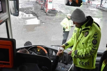 Bitlis polisi otobüslerde emniyet kemeri bilgilendirmesi yapıyor
