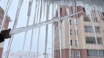 Bitlis’te çatılardaki buz sarkıtlarının boyu 2 metreyi buldu
