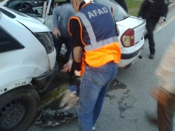 Bitlis’te minibüs ile otomobil çarpıştı: 2 yaralı
