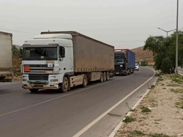 BM’den İdlib’e bayram öncesi 16 tır insanı yardım
