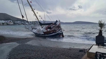 Bodrum’da düzensiz göçmen teknesi karaya vurdu
