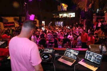 Bodrum’da yerli ve yabancı turistler DJ performans ile eğlendi
