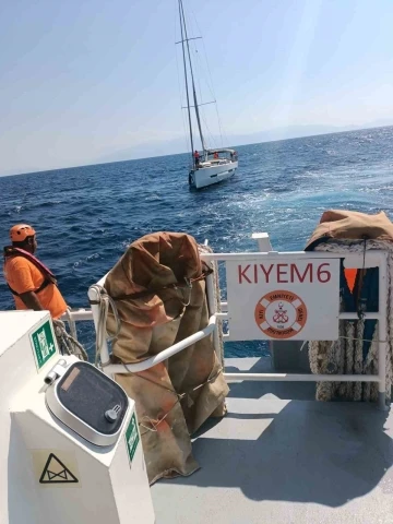 Bodrum Karaada açıklarında sürüklenen tekneyi KIYEM ekipleri kurtardı
