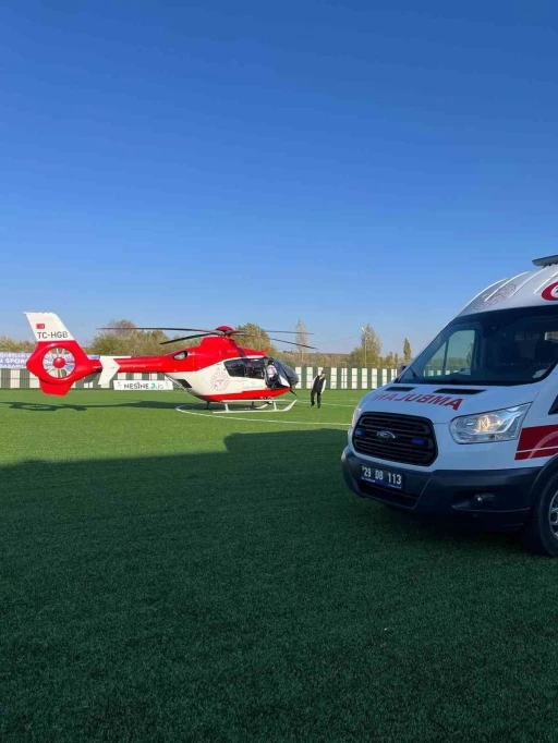 Boğazına fındık kaçan çocuk ambulans helikopterle Trabzon’a sevk edildi
