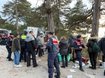 Bolu'da Kartalkaya Yolu'nda Minibüs Devrildi: 14 Kişi Yaralandı