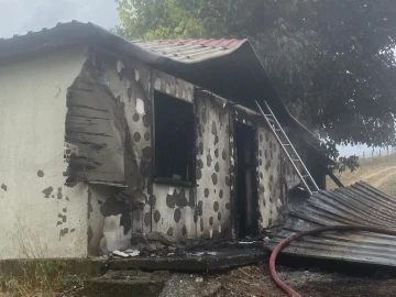 Bolu’da tek katlı ev alev alev yandı
