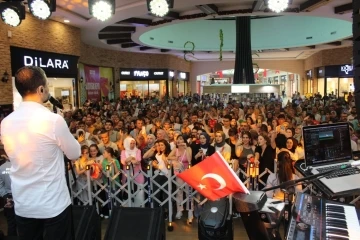 Bolu’da Zafer Bayramı’nın 100. yılı akustik konserle kutlandı
