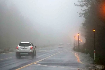 Bolu Dağı sisle kaplandı, görüş mesafesi 20 metreye düştü
