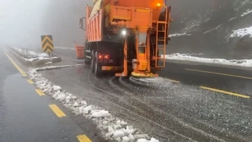 Bolu geçişinde aralıklarla kar yağışı etkili oluyor
