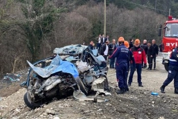 Bolu’da otomobil kamyona ok gibi saplandı: 2 ölü