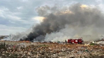 Boş arazide yanan evsel atıkların dumanı gökyüzünü kapladı