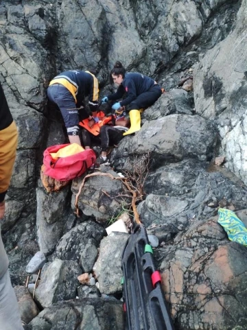 Bot patlayınca kayalıklara tırmanan kuzenlerden biri 30 metreden düştü, diğeri mahsur kaldı