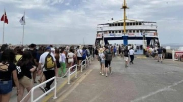 Bozcaada feribot hattında yoğunluk nedeniyle yarın ek seferler yapılacak