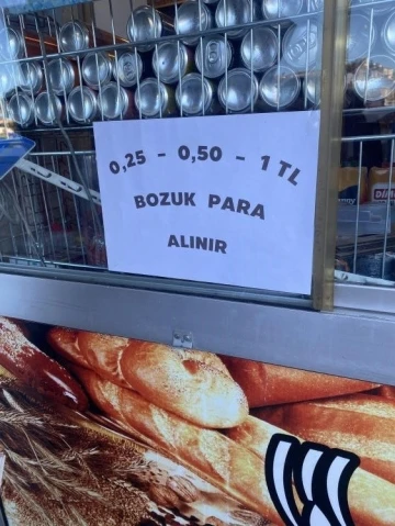 Bozuk para sıkıntısını yazı asarak çözmeye çalıştılar
