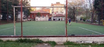 Bozüyük Belediyesi ekipleri sentetik sahada kopan tel örgüleri tamir etti
