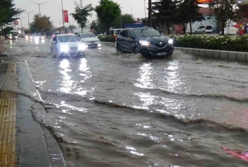 Bozüyük’te gök gürültülü sağanak yağış hayatı olumsuz etkiledi
