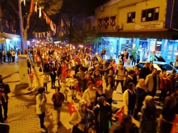 Buharkent’te Cumhuriyet’in 100. yıl kutlamaları fener alayı ile taçlandı
