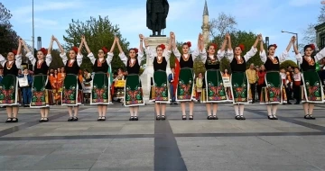 Bulgar folklor ekibi ve vatandaşlar Edirne’de Ankara havası oynadı
