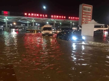 Bulgaristan-Edirne sınırında sel: Yollar kapandı araçlar mahsur kaldı
