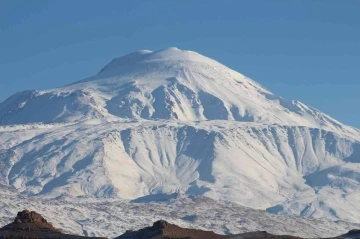 Bulutlar çekildi, Ağrı Dağı ortaya çıktı
