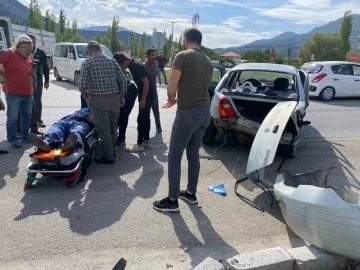 Burdur-Antalya karayolunda iki otomobil çarpıştı: 4 yaralı
