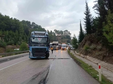 Burdur’da 2 otomobil ve tır çarpıştı: 1 yaralı
