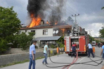 Burdur’da evin çatısını saran alevler paniğe sebep oldu
