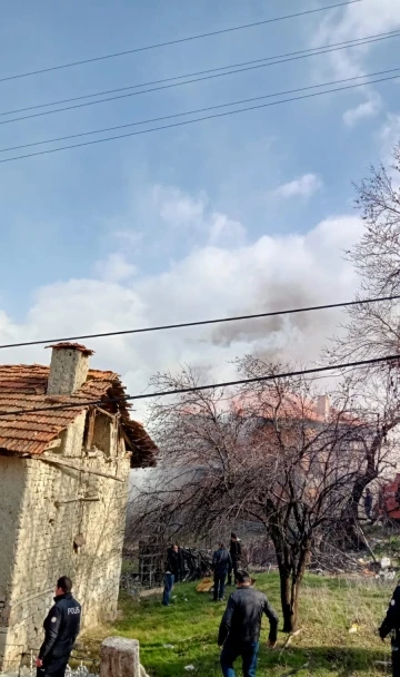 Burdur’da iki katlı müstakil bina alevlere teslim oldu
