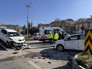 Burdur’da iki otomobil çarpıştı: 3 kişi yaralandı
