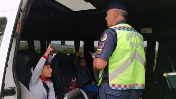 Burdur’da jandarma ekiplerinin okul servisleri denetiminde 3 araç trafikten men edildi
