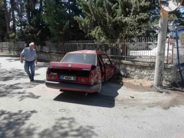 Burdur’da kavşağa kontrolsüz giren otomobil ile minibüs çarpıştı, 1 yaralı

