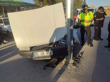 Burdur’da kontrolden çıkan otomobil aydınlatma direğine çarptı: 1 yaralı
