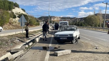 Burdur’da kontrolden çıkan otomobil bariyere vurdu: 1 yaralı
