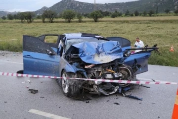 Burdur'da kontrolden çıkan otomobil, refüjü aşıp ciple çarpıştı: 5 ölü, 5 yaralı