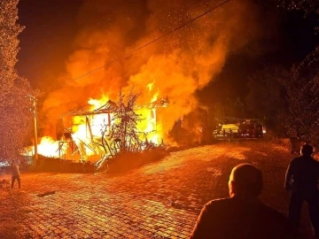 Burdur’da metruk binada çıkan yangın geceyi aydınlattı
