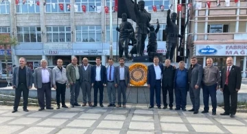 Burdur'da muhtarlar çelenk sundu